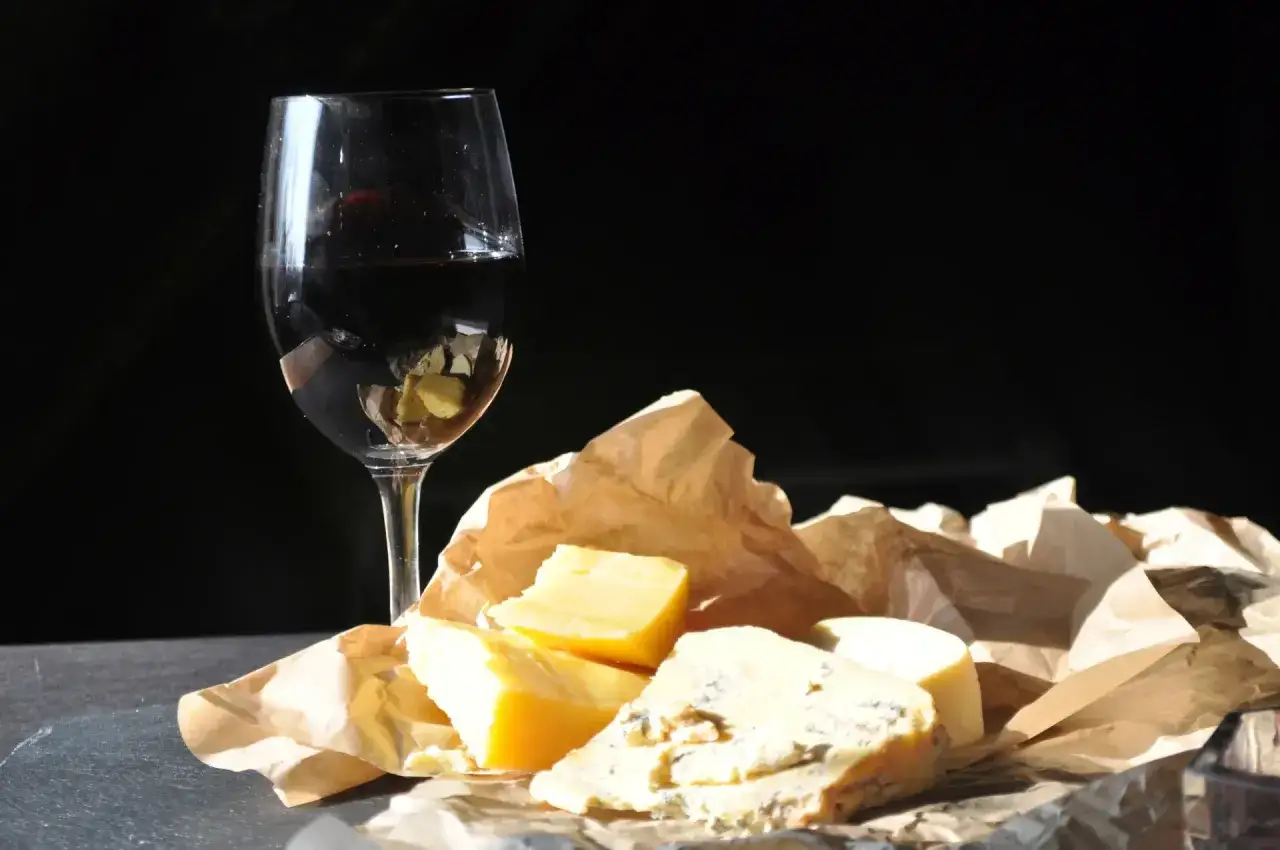 Pyszne sery i kieliszek wina – idealne, by zastanowić się, co przywieźć z Francji do jedzenia.