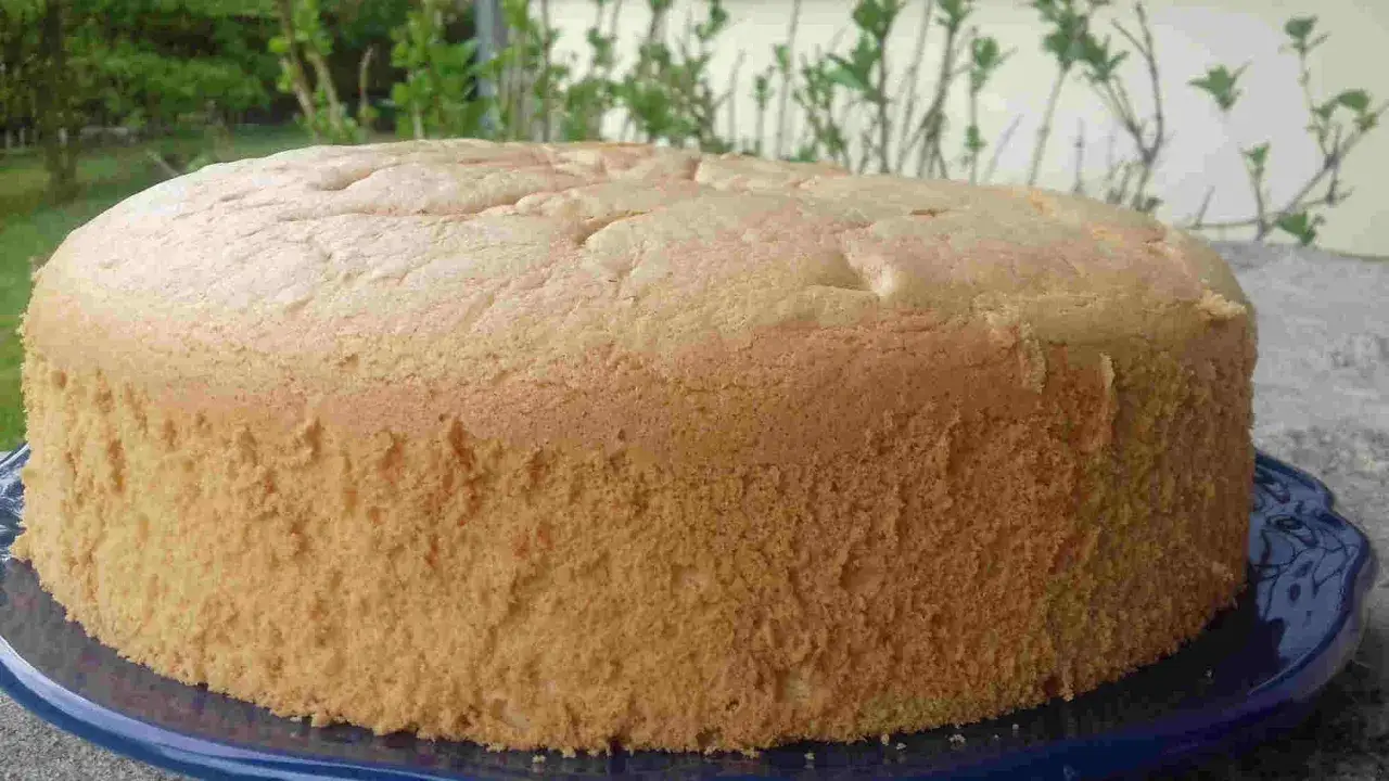 Puszysty biszkopt, idealny do tortów. Prosty biszkopt przepis na pyszne ciasto.