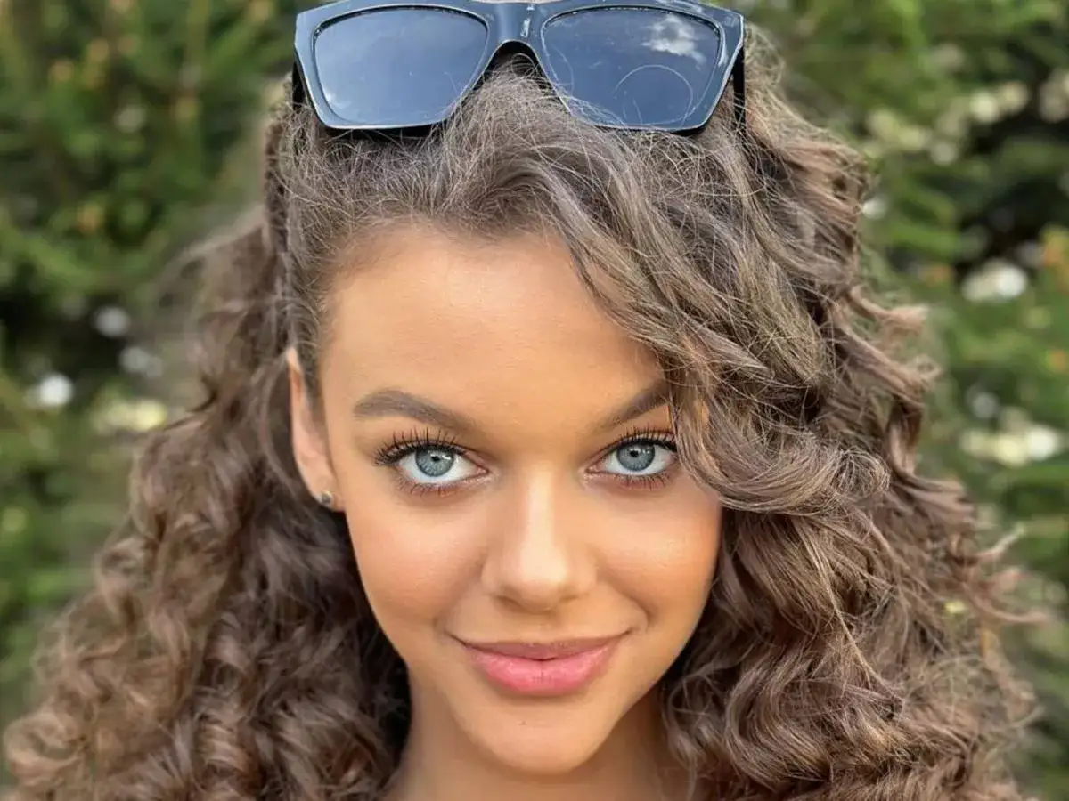 Emilia Dankwa z burzą loków i okularami na głowie, jej wzrost jest nieznany, ale uśmiech mówi wszystko.