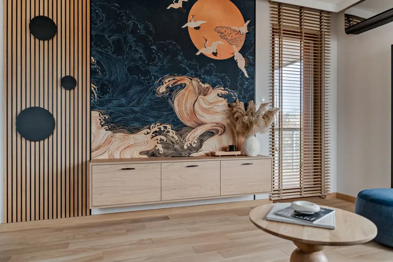 Wspaniała tapeta z falami i żurawiami. Czy można malować tapetę? Ta z pewnością jest dziełem sztuki.