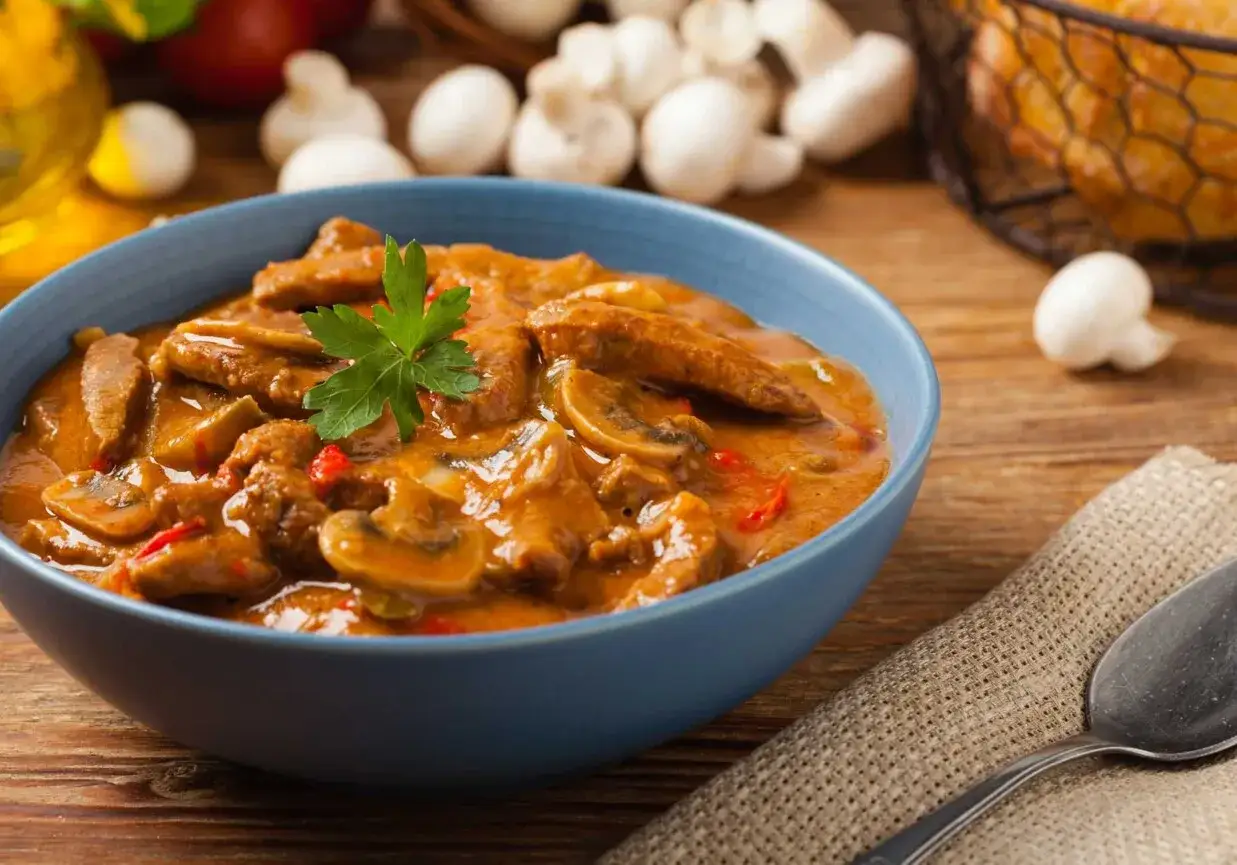 Gulasz z pieczarkami i papryką w sosie, idealny do tego, czy marynować mięso na gulasz.