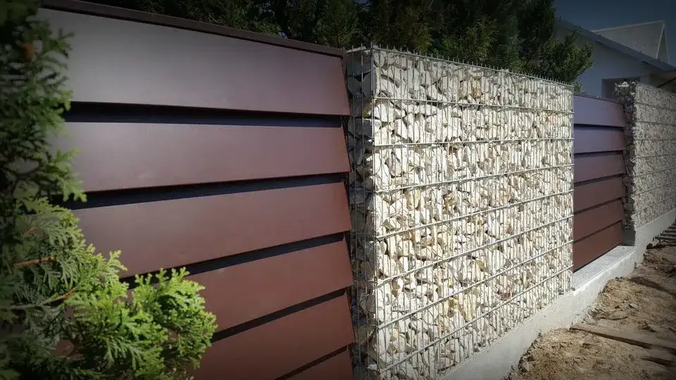 ogrodzenie gabionowe z kamienia i drewna