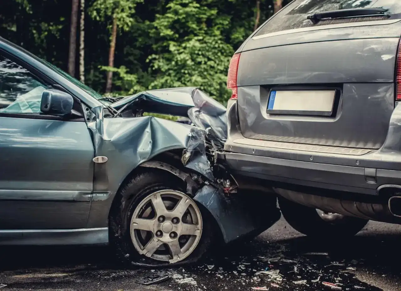 Auto w leasingu po kolizji. Zgnieciony przód pojazdu, szkoda z OC sprawcy.