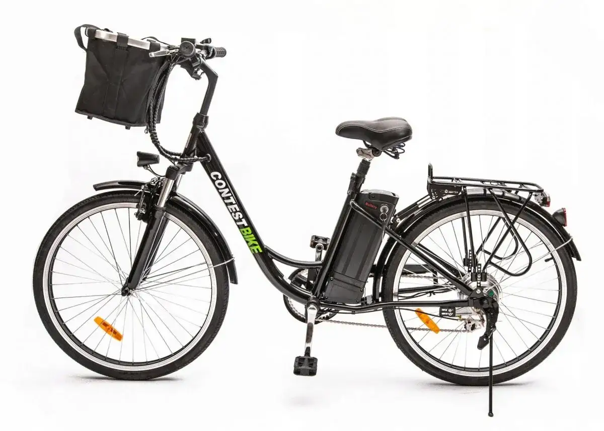 Czarny rower elektryczny z koszykiem z przodu i bagażnikiem z tyłu. Idealny do jazdy bez pedałowania po mieście.