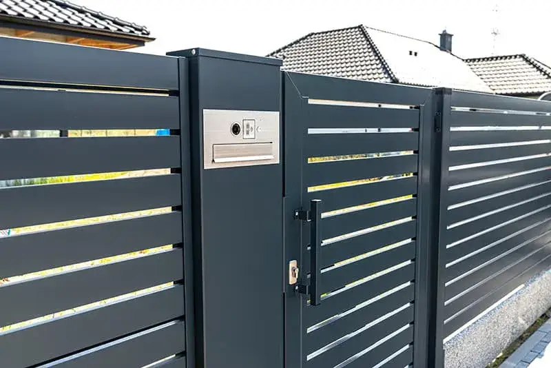 Przykładowe furtki i bramy panelowe do ogrodzenia