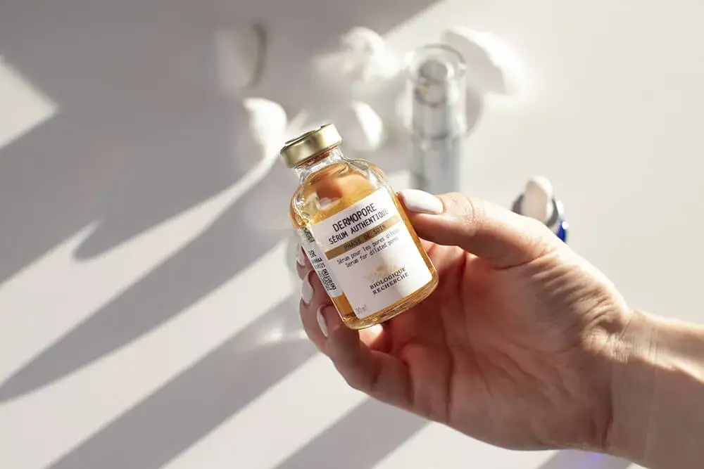 r&oacute;żne rodzaje serum do twarzy buteleczki