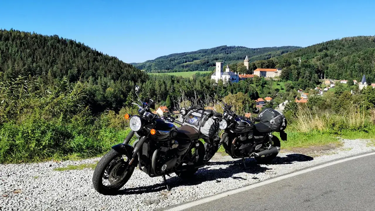 Motocykl na górskiej drodze Czechy