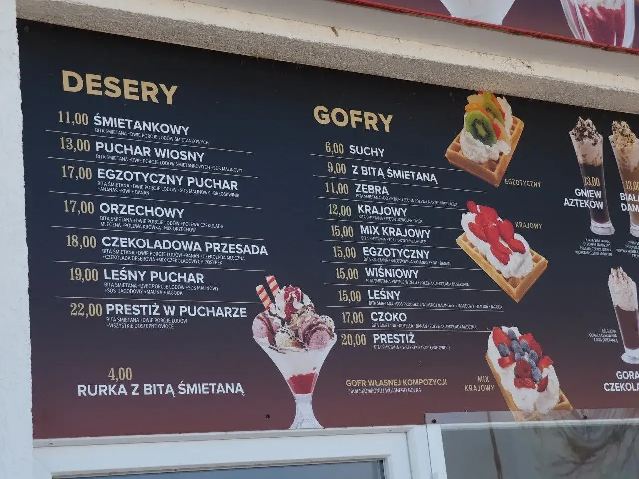 Menu z deserami i goframi nad morzem. Ceny gofrów zaczynają się od 6 zł.