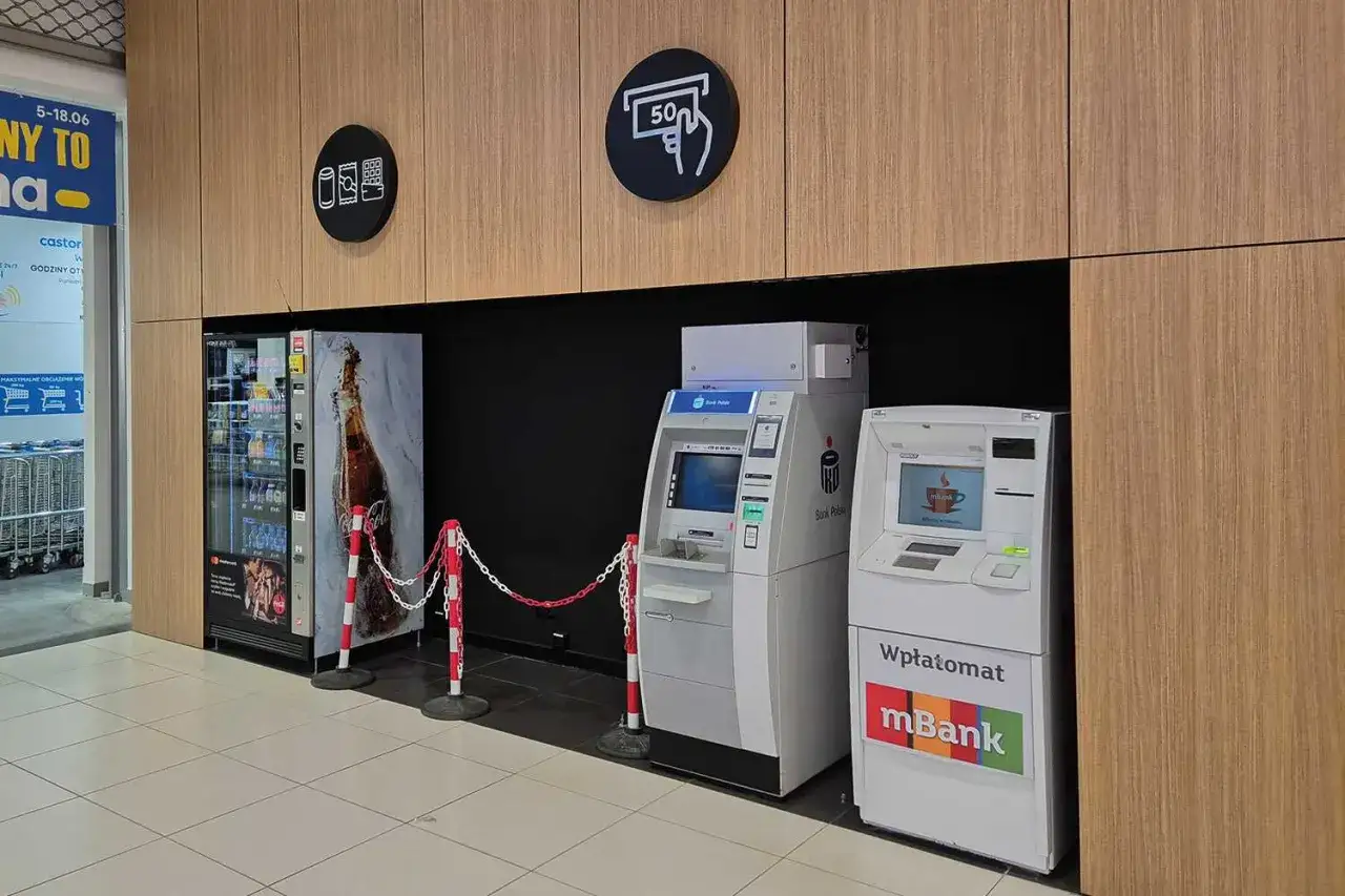 Wpłatomat mBank bez prowizji, obok bankomat&oacute;w i automatu z napojami.