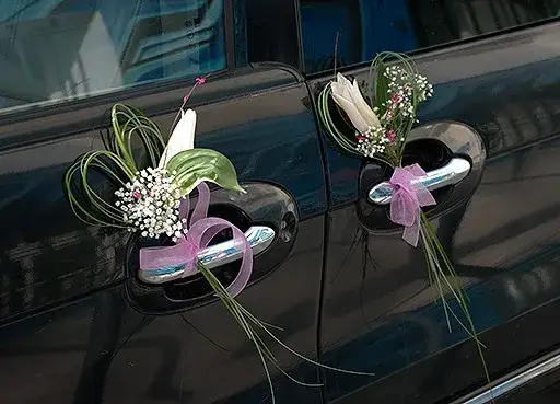 por&oacute;wnanie żywych i sztucznych kwiat&oacute;w do dekoracji samochodu ślubnego