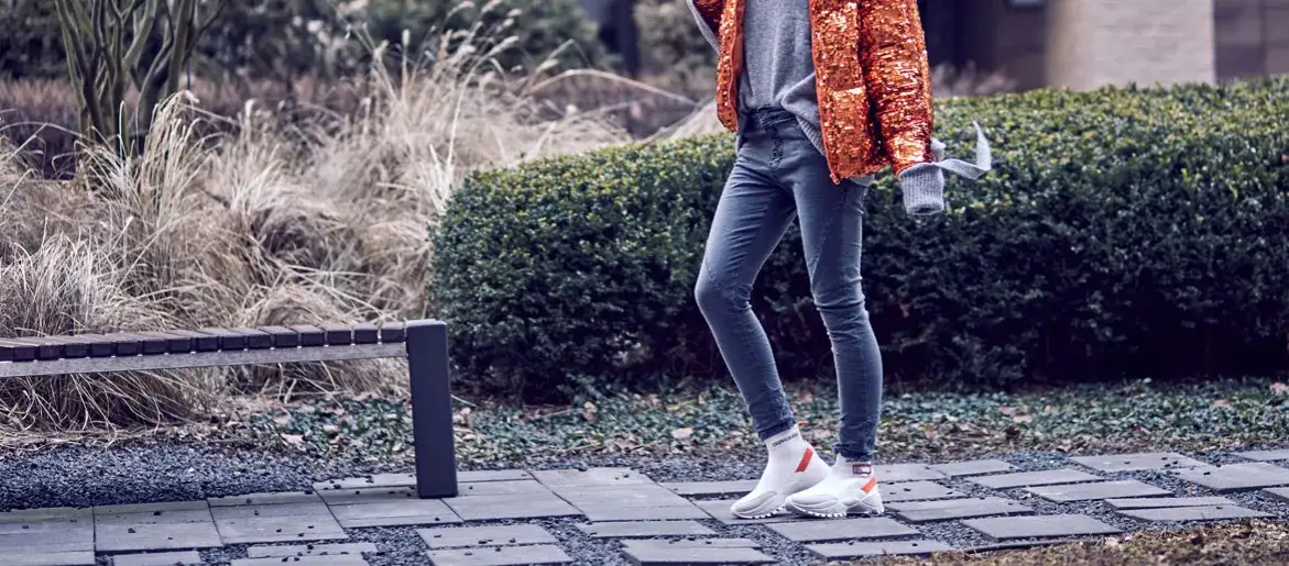 Białe sneakersy stylizacje z jeansami