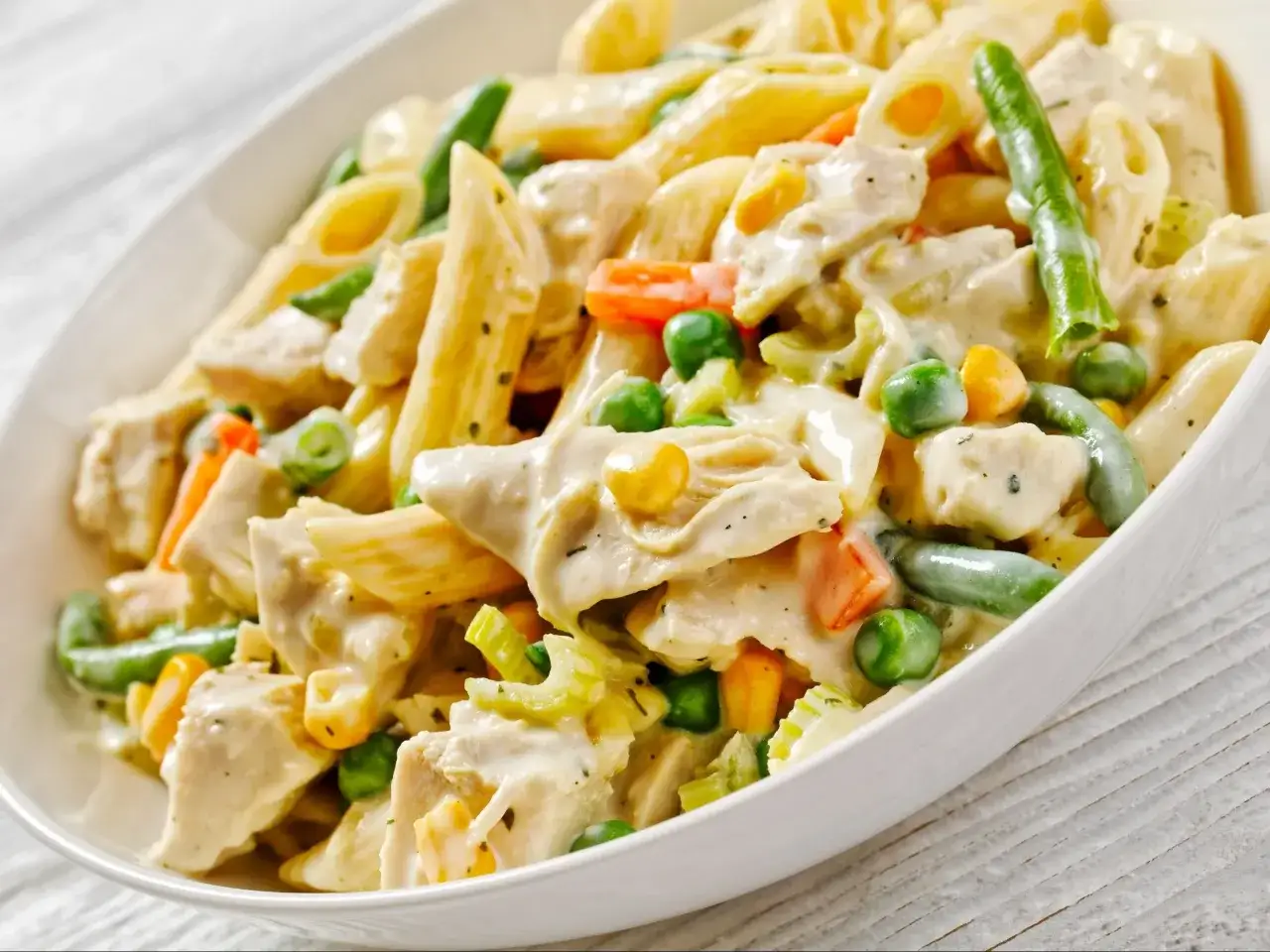 Penne z kurczakiem i warzywami w kremowym sosie. Idealne, co pysznego na obiad!