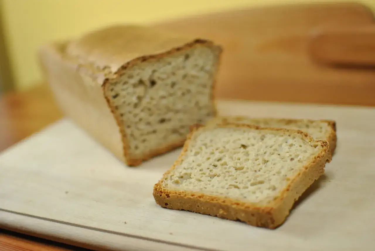 Chleb owsiany bezglutenowy, pokrojony na kromki, idealny do śniadania.