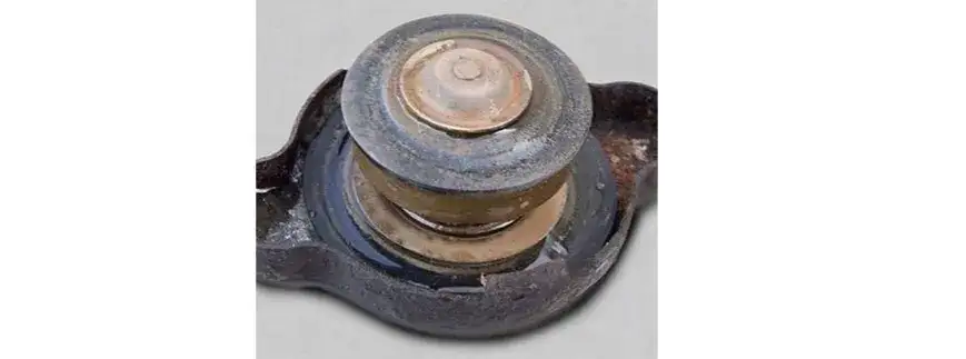 uszkodzony korek chłodnicy objawy