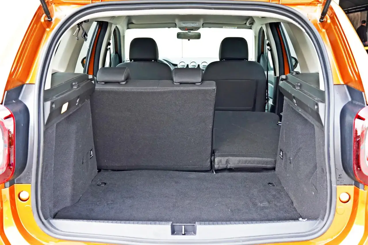 Pusty bagażnik Dacia Duster z opuszczonymi tylnymi siedzeniami. Dużo miejsca na bagaż.