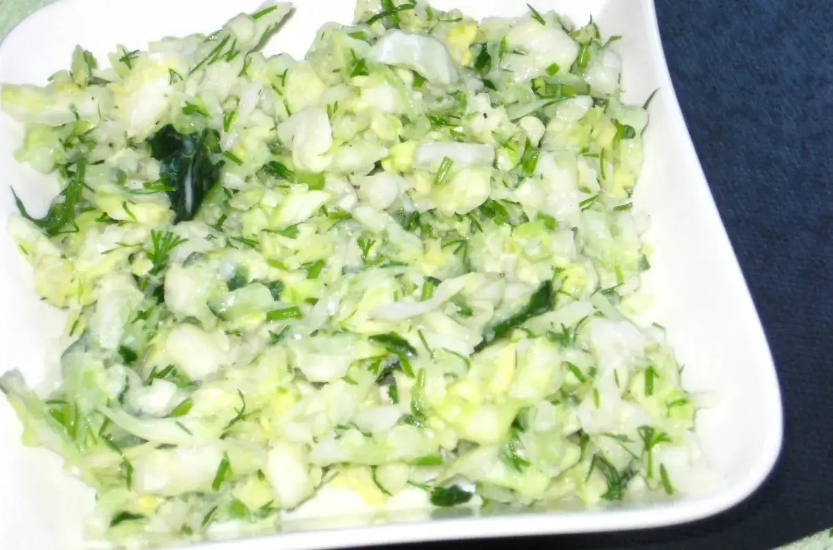 Sałatka z białej kapusty z koperkiem i ogórkiem. Czy mizeria pasuje do ryby? Tak, ta świeża surówka to idealny dodatek.