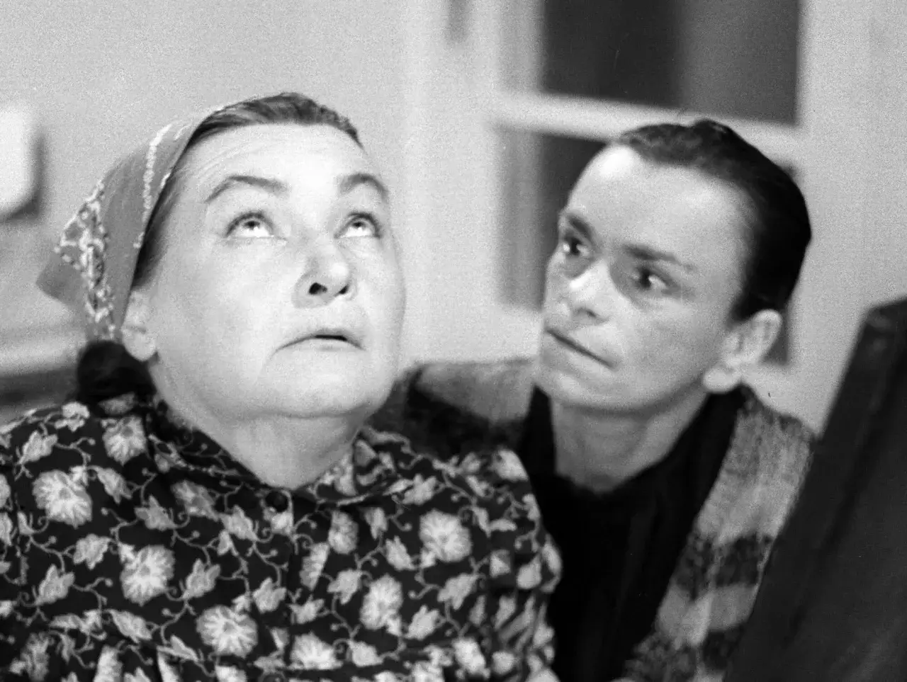 Krystyna Feldman zamyślona, jakby wspominała swoje dzieci. Obok niej druga kobieta.
