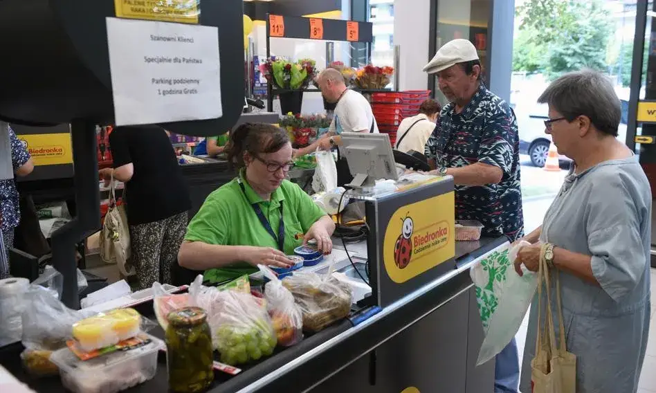 Pracownik Biedronki przy kasie