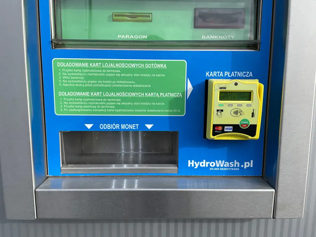 Terminal do myjni samochodowej z opcją płatności kartą. Można doładować kartę lojalnościową gotówką lub kartą płatniczą.