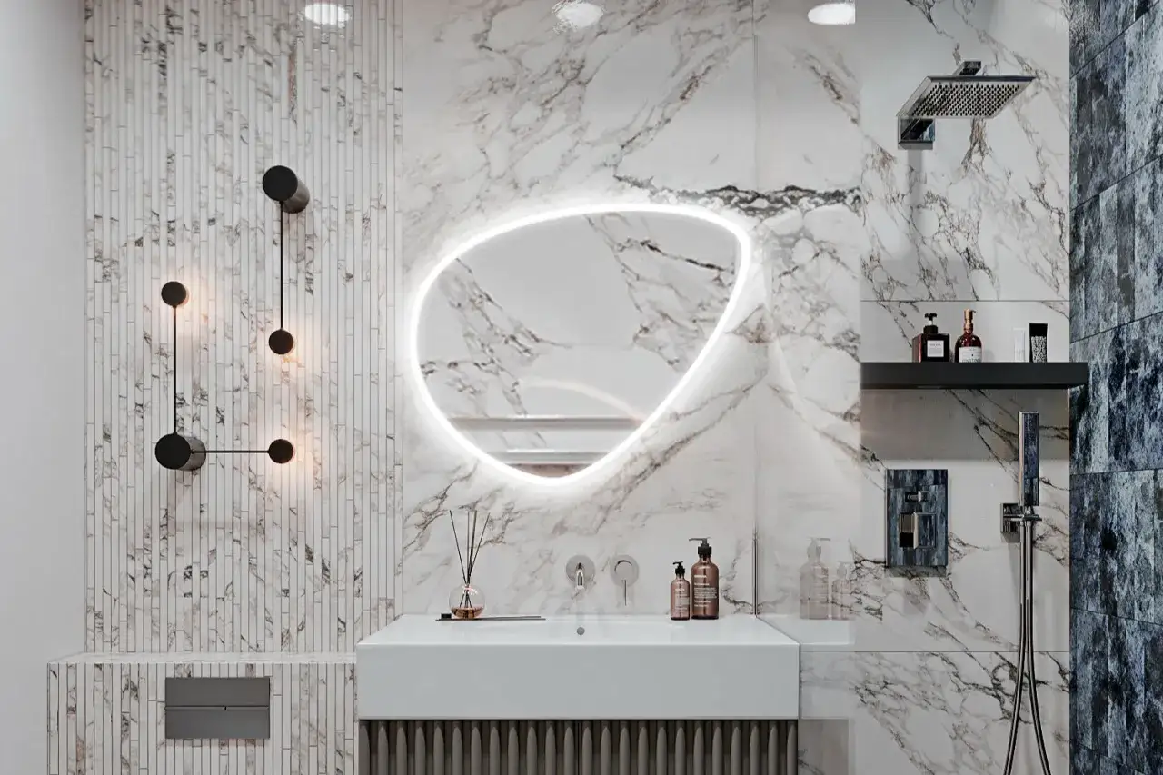 Nowoczesna łazienka z podświetlanym lustrem, które tworzy efekt selfie w lustrze bez twarzy. Marmurowe ściany i minimalistyczne dodatki.