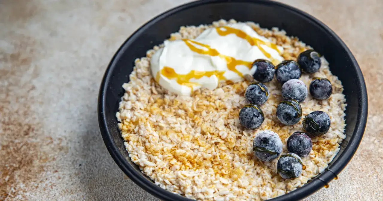 Zdrowe dodatki do owsianki (owoce, nasiona) vs. niezdrowe (cukier, syrop)