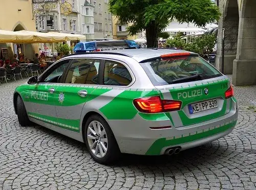 Niemiecka policja kontrolująca samochód
