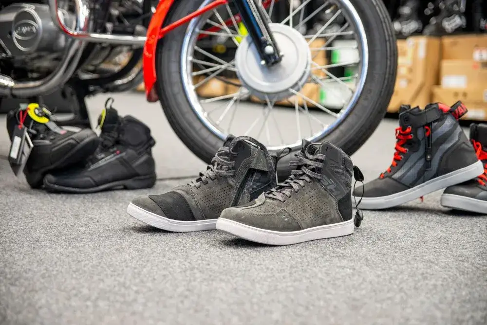 r&oacute;żne rodzaje but&oacute;w motocyklowych obok siebie