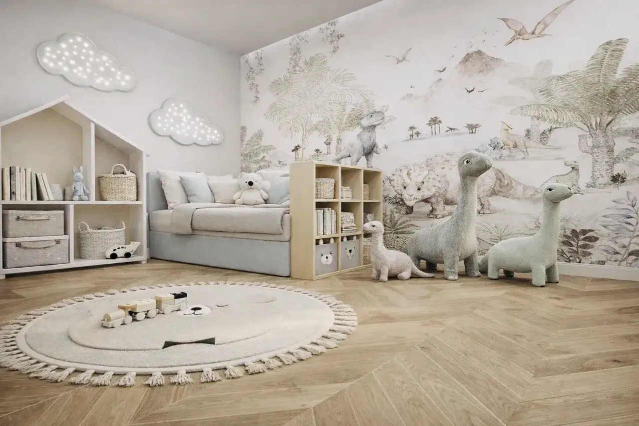 Pokój dla chłopca 10 lat inspiracje: ściana z dinozaurami, łóżko, regały, dywan z misiem i pluszowe dinozaury.