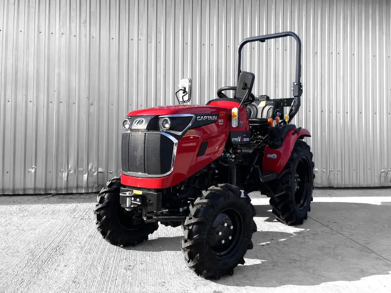 Czerwony mini traktorek ogrodniczy Captain 263 4WD, idealny do czeskich ogrodów.