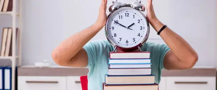 uczeń przygotowujący się do matury z matematyki z zegarem