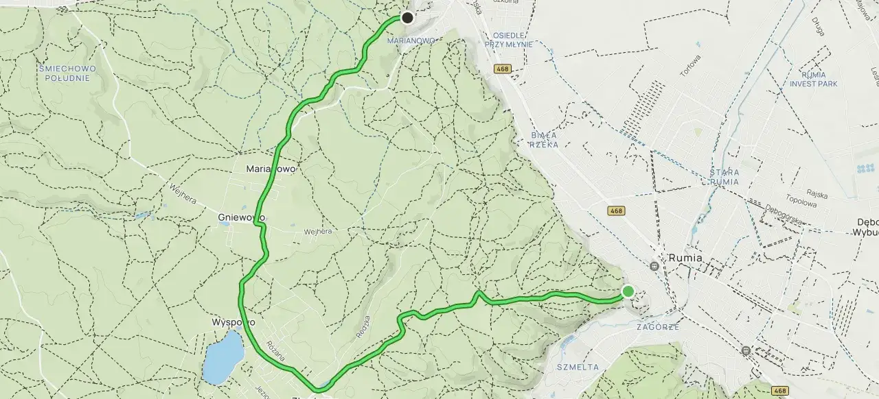 Mapa pokazuje szlak turystyczny w okolicach Rumi. Gdzie jest Rumia w Polsce? Widać ją na mapie, otoczoną lasami i jeziorami.