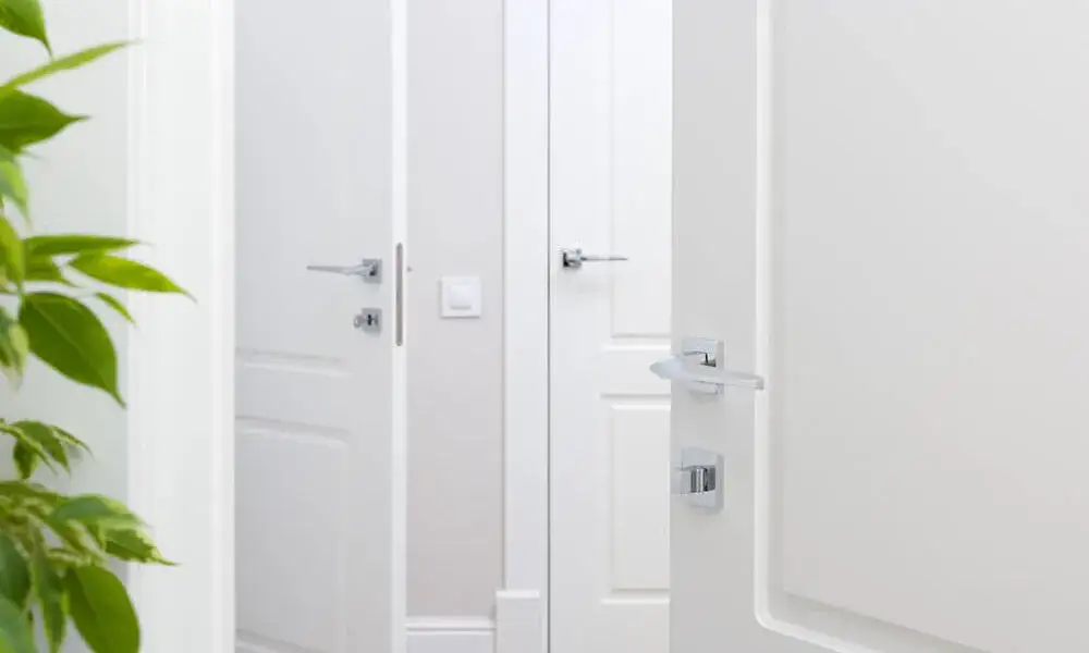 Białe klamki na białych drzwiach minimalistyczne