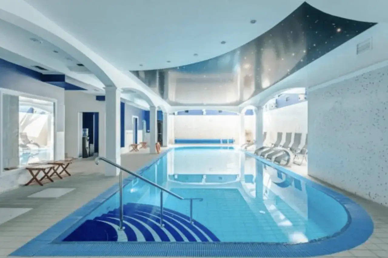 Basen w hotelu nad morzem bałtyckim. Relaks w wodzie pod gwieździstym sufitem.