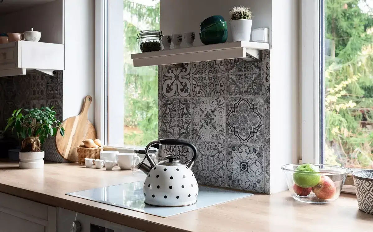 Zdjęcie Jakie płytki między szafkami w kuchni &ndash; trendy, kolory i materiały