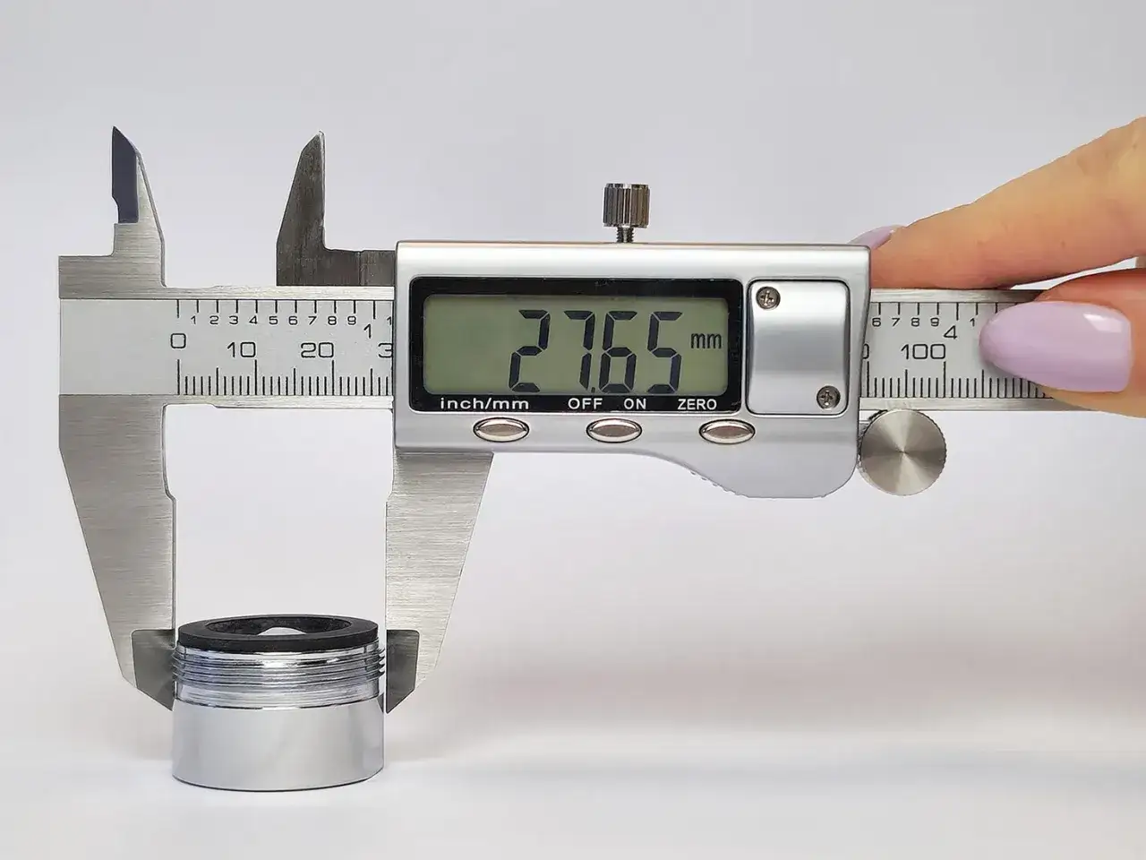 Precyzyjne pomiary końcówki wylewki do baterii kuchennej suwmiarką cyfrową.