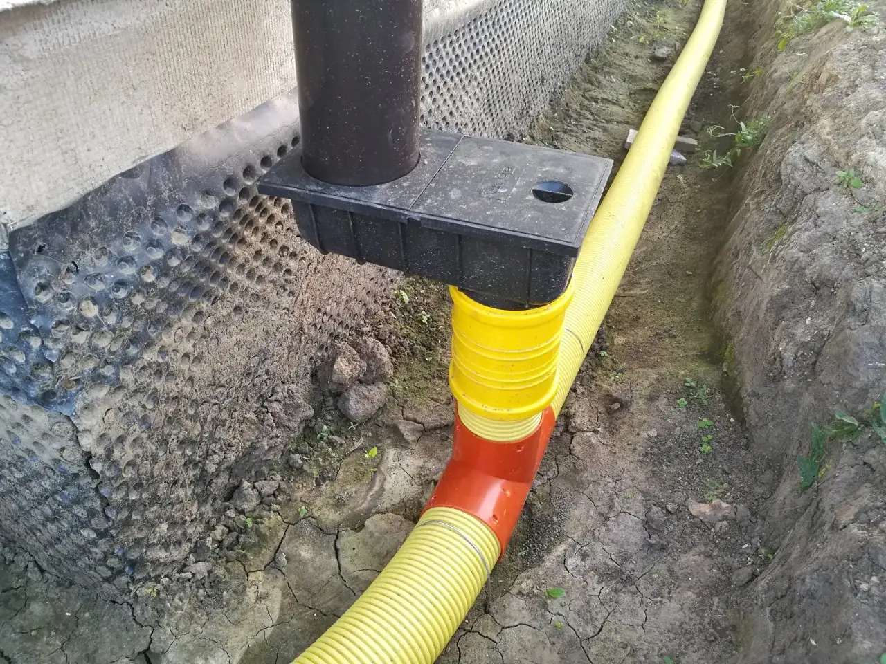 Montaż rur odprowadzających deszczówkę pod ziemią