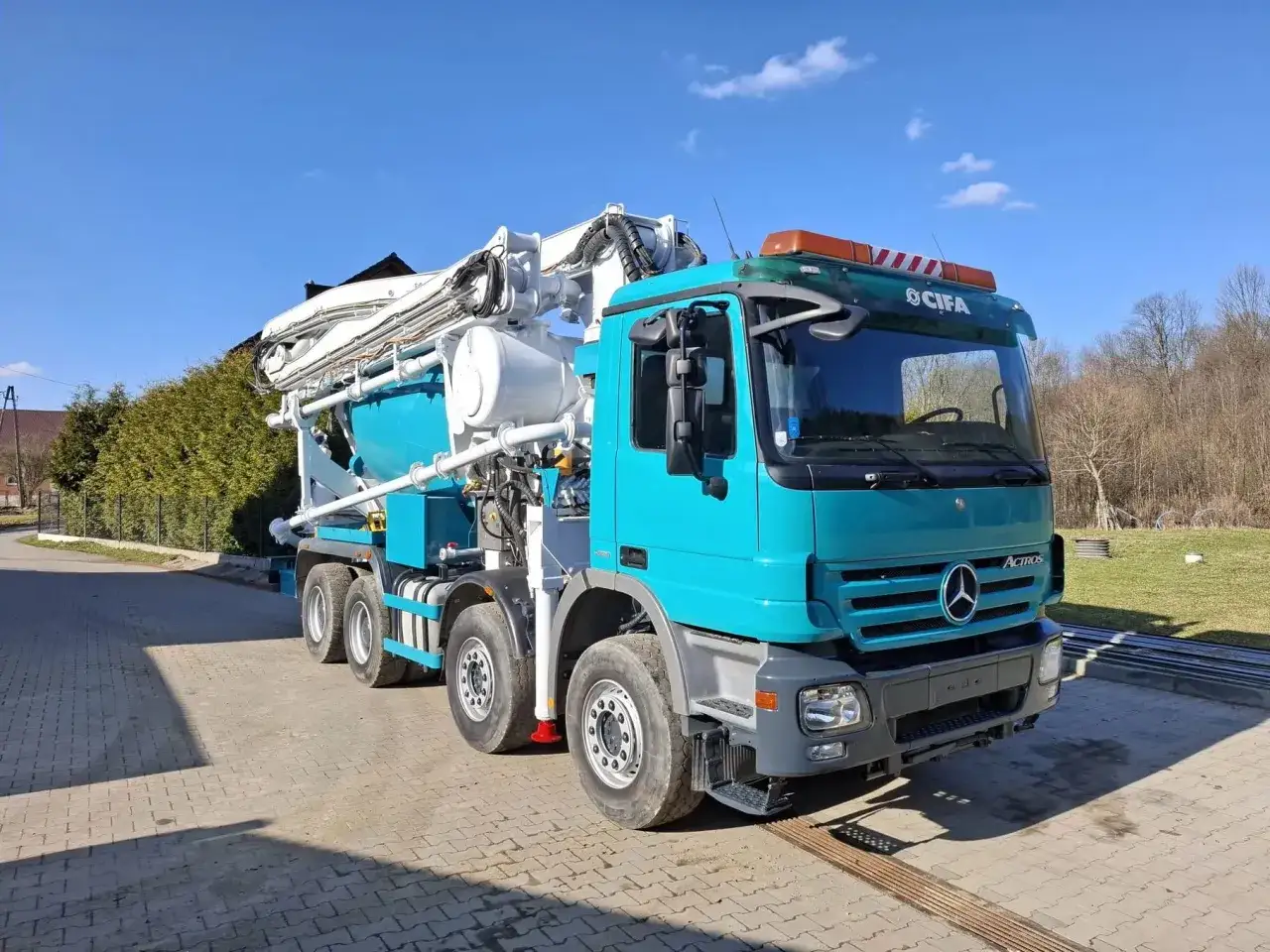 Betoniarka z gruszką, gotowa do pracy. Zastanawiasz się, ile kosztuje beton z gruszki? Ten pojazd to klucz do szybkiego transportu i precyzyjnego wylania.