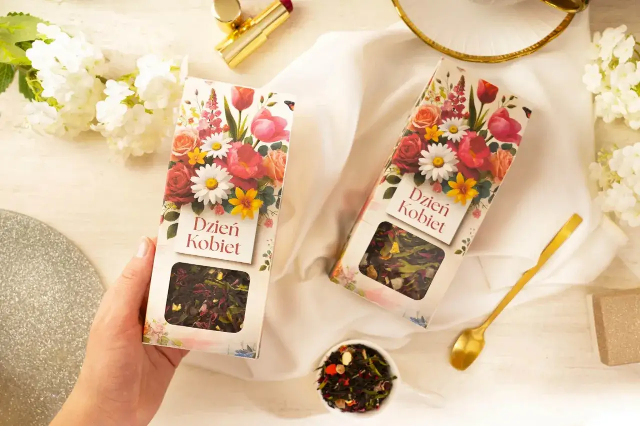 Dwa pudełka herbaty z napisem 