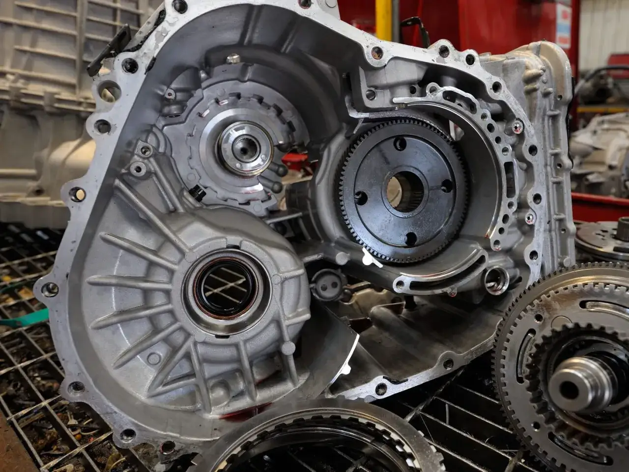 Rozłożona skrzynia biegów, widoczne koła zębate i elementy mechanizmu. Prawdopodobnie awaria skrzyni biegów wymagała takiej naprawy.