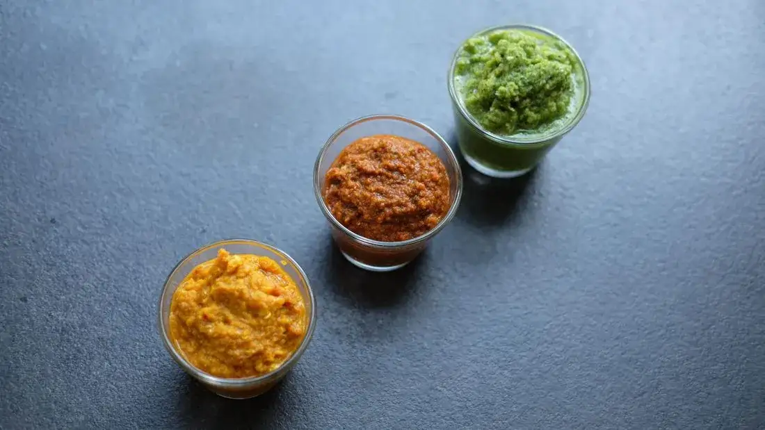 różne kolory past curry