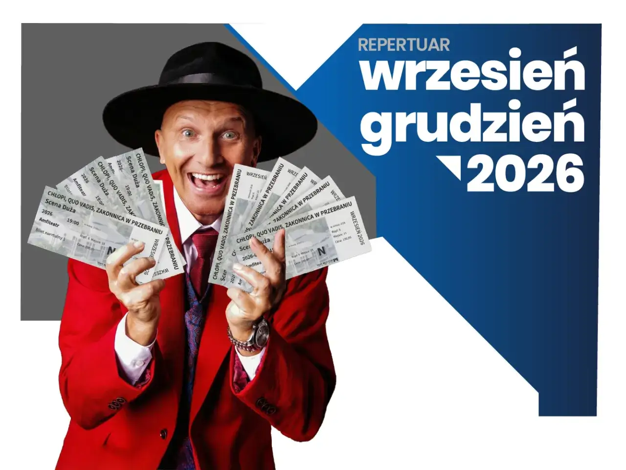 Radosny mężczyzna w czarnym kapeluszu i czerwonym garniturze trzyma bilety na spektakl 