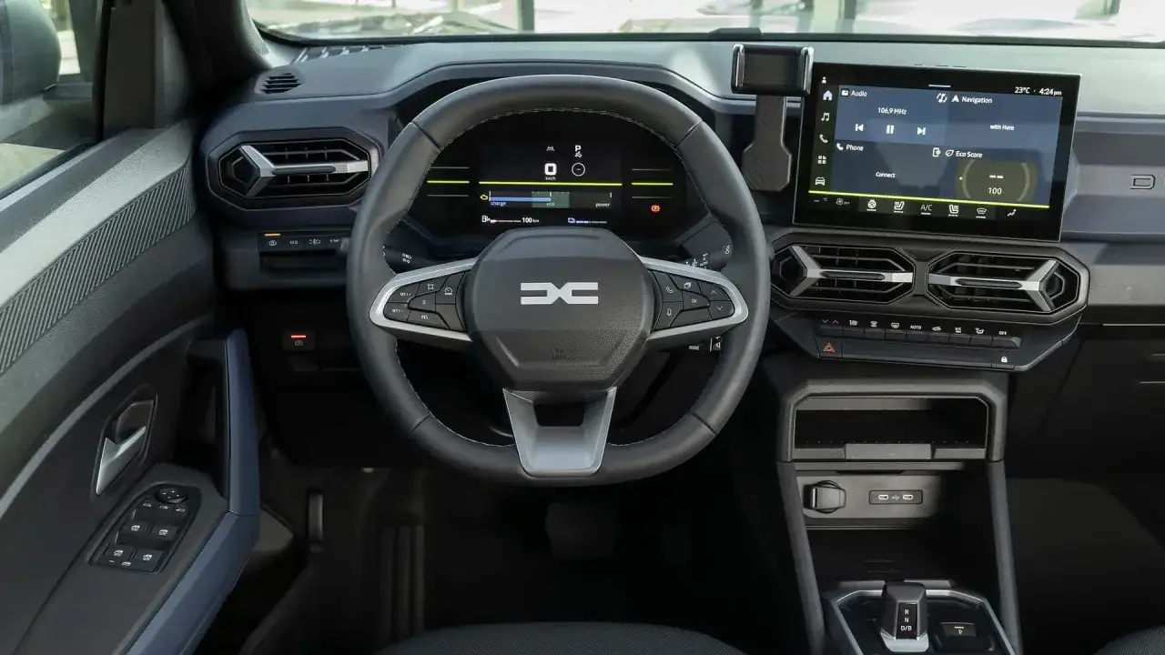 Wnętrze Dacia Duster hybryda z ekranem multimediów i cyfrowym kokpitem.