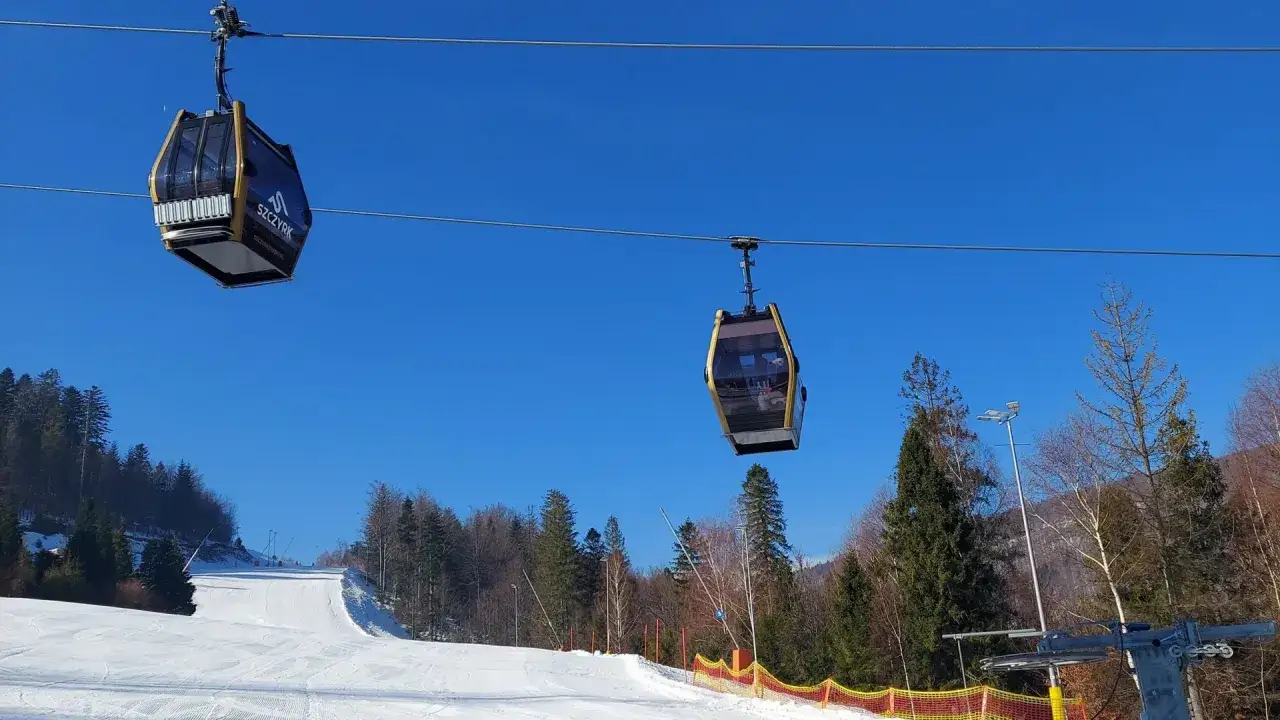 Kolejka gondolowa w Szczyrku, która jest częścią systemu transportu narciarskiego. Skipass to bilet uprawniający do korzystania z wyciągów.
