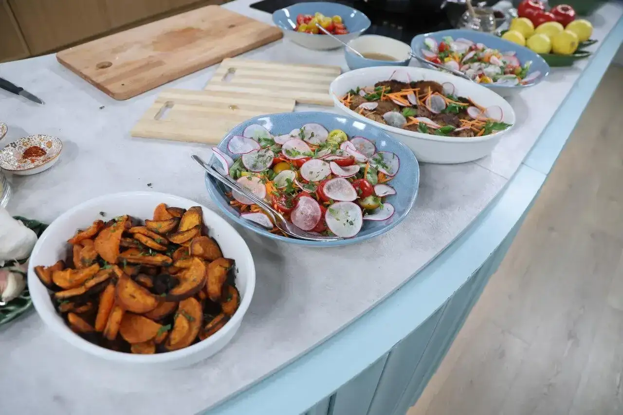 Pyszne pieczone bataty i świeże sałatki z rzodkiewką i pomidorkami. Idealne propozycje co na letni obiad.