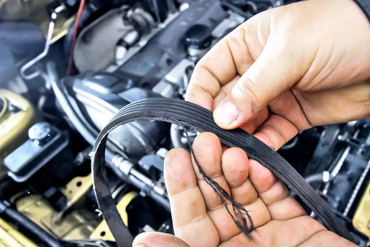 sprawdzanie paska klinowego w samochodzie