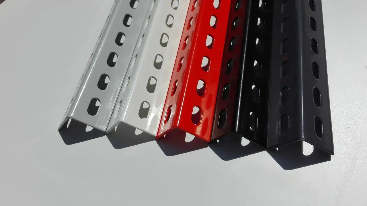 r&oacute;żne rodzaje kątownik&oacute;w perforowanych i materiały na p&oacute;łki