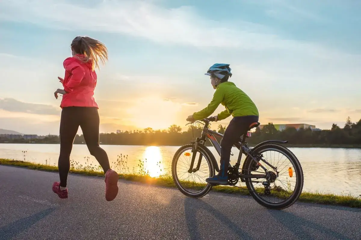 biegacz i rowerzysta stawy