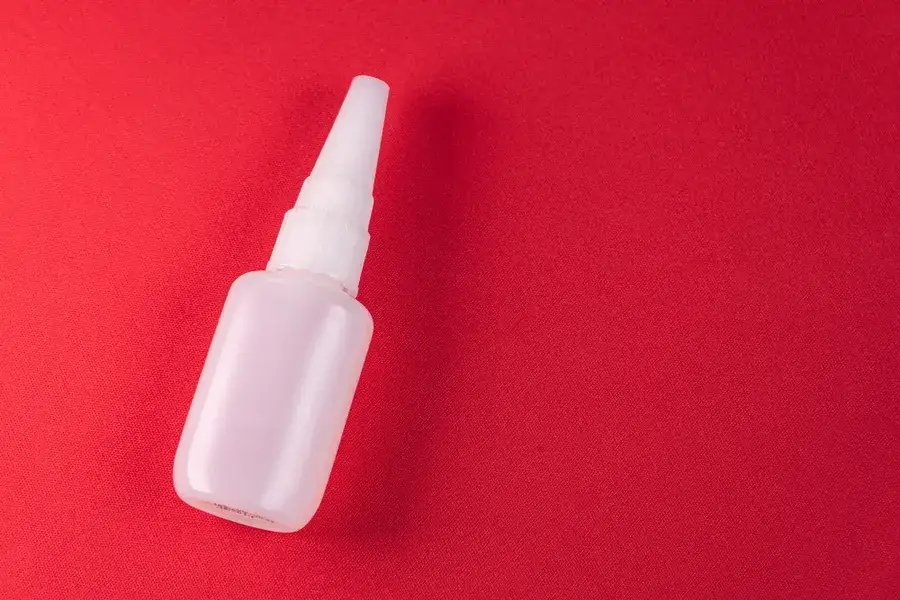Zdjęcie Jak rozpuścić klej do paznokci - skuteczne metody bez ryzyka uszkodzeń