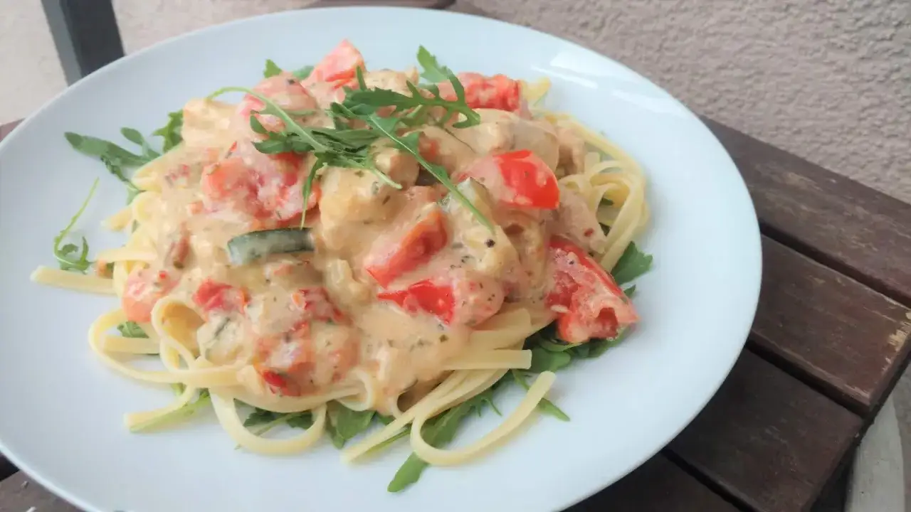 Kremowy sos do makaronu z kurczakiem