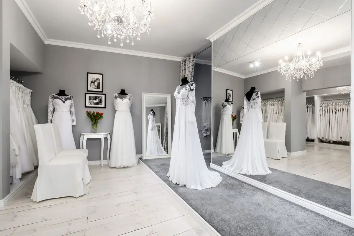 wnętrze komisu sukien ślubnych warszawa